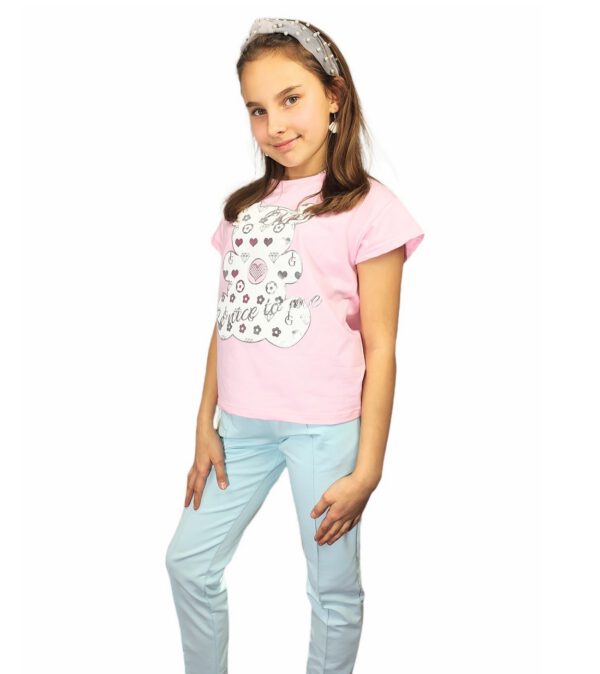 spodnie dziewczece jasno niebieskie elegancko sportowe z gumka i wiazaniem w pasie bluzka kremowa rozmiary 104 110 do 152 158 komplet modelka