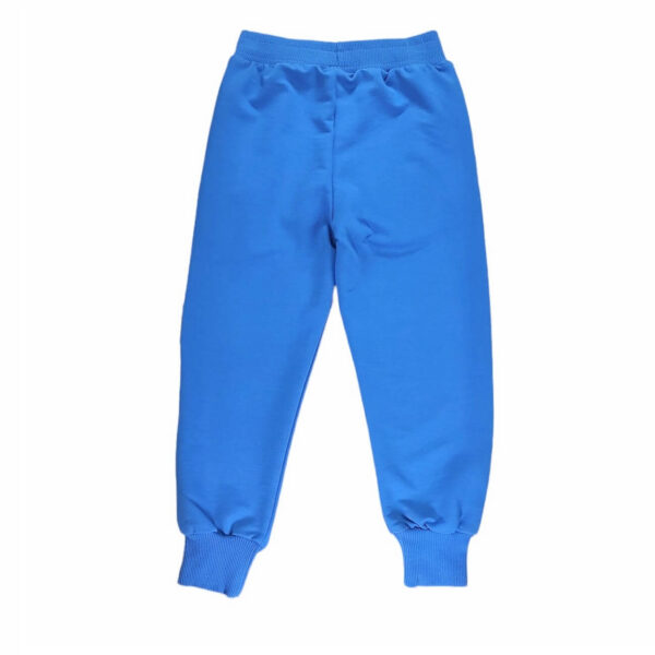 spodnie sportowe chlopiece niebieskie z mala kieszonka na nogawce z gumka w pasie z kieszeniami ze sciagaczami dolem rozmiary 104 128 tyl