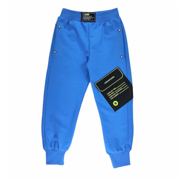 spodnie sportowe chlopiece niebieskie z ozdobna kieszonka na nogawce z gumka w pasie z kieszeniami ze sciagaczami dolem rozmiary 104 128 przod