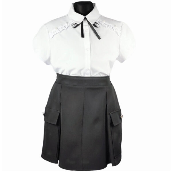 bluzka wizytowa dziewczeca biala na krotki rekawek z ozdobnymi perelkami i falbanka i czarna kokardka spodniczka czarna z bocznymi kieszeniami rozmiary 134 164 przod 1