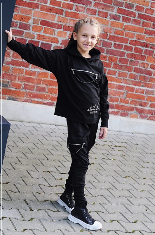 komplet dziewczecy hip hop czarna bluza z kapturem i kieszeniami z zamkami na przodzie czarne spodnie z kieszeniami na boku rozmiary 140 164 przod2