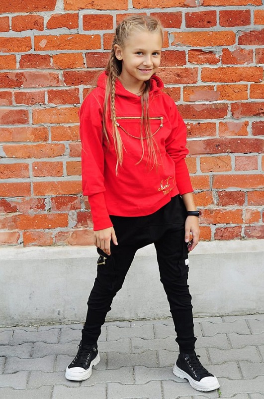 komplet dziewczecy hip hop czerwona bluza z kapturem i kieszeniami z zamkami na przodzie czarne spodnie z kieszeniami na boku rozmiary 140 164 przod 1