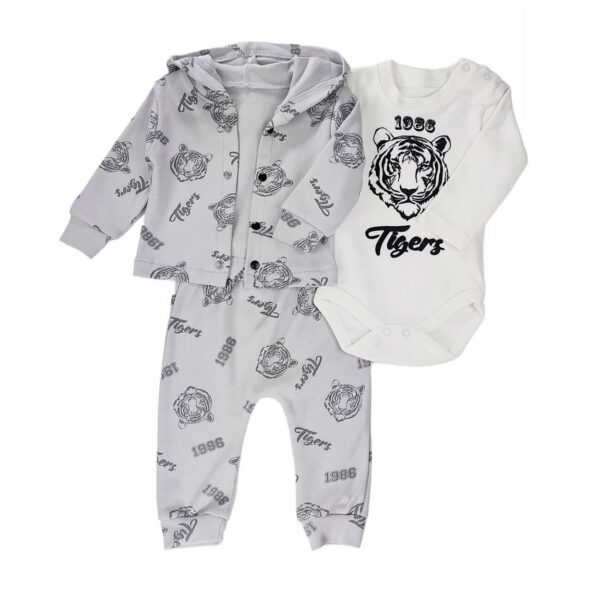 komplet niemowlecy jasno popielaty w napisy bluza z kapturem rozpinana spodnie z gumka w pasie i body ecru z napisami rozpinane rozmiary 0 3 miesiace do 3 6miesiecy przod2