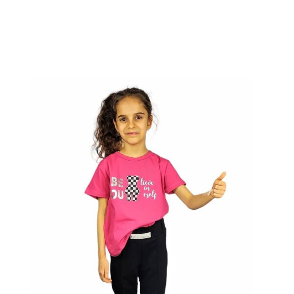 bluzka dziewczeca rozowa z krotkim rekawem z napisem i aplikacja misia z przodu rozmiary 110 134 przod3