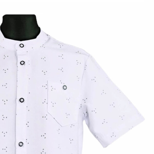 koszula wizytowa chlopieca biala z drobnym wzorkiem granatowym ze stojka na krotki rekaw elegancko sportowa rozpinana na guziki rozmiary 134 164 przod2