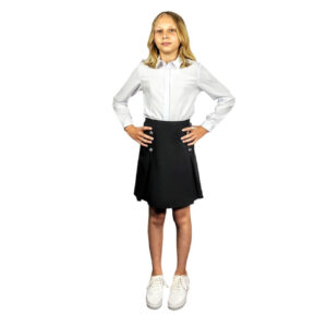 biala bluzka dziewczeca wizytowa z dlugim rekawem z kolnierzykiem z plisa na przodzie i spodnica czarna z guzikami rozmiary 122 164 modelka