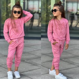 komplet dziewczecy rozowy bluza z dlugim rekawem i spodnie sportowe z guma w pasie rozmiary 110 134 model